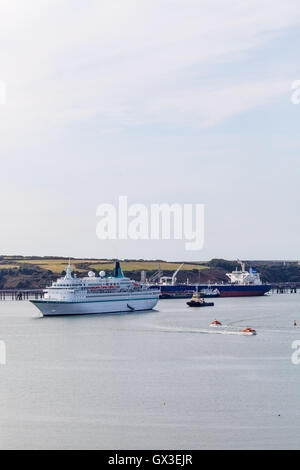 Pembrokeshire, UK. 15 Septembre, 2016. Mme Albatros quais à Milford Haven, 15 Sep 2016 du Pembrokeshire. Le dernier paquebot de la saison pour visiter le Port de Milford Haven transportant l'exécution d'environ 830 passagers. L'Albatros a franchi la mer d'Irlande de Dublin et wil continuer sur les îles Scilly. Credit : Derek Phillips/Alamy Live News Banque D'Images