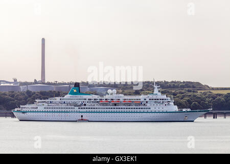 Pembrokeshire, UK. 15 Septembre, 2016. Mme Albatros quais à Milford Haven, 15 Sep 2016 du Pembrokeshire. Le dernier paquebot de la saison pour visiter le Port de Milford Haven transportant l'exécution d'environ 830 passagers. L'Albatros a franchi la mer d'Irlande de Dublin et wil continuer sur les îles Scilly. Credit : Derek Phillips/Alamy Live News Banque D'Images