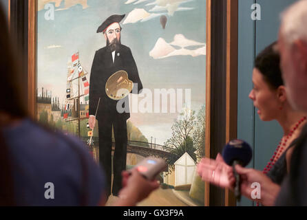 Prague, République tchèque. 14Th Sep 2016. Kristyna Brozova conservateur et les journalistes debout devant le self portrait du peintre français Henri Rousseau de 1890 au cours d'une visite de l'exposition du peintre Douanier Rousseau : Paradis perdu à la galerie nationale tchèque à Prague, République tchèque, le 14 septembre 2016. PHOTO : MICHAEL HEITMANN/DPA/Alamy Live News Banque D'Images