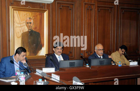 Le Ministre en chef du Sindh, Syed Ali Shah Murad préside une réunion sur la sécurité des CPEC Projets au bâtiment du Secrétariat du Sindh au Pakistan le Jeudi, Septembre 15, 2016. Banque D'Images