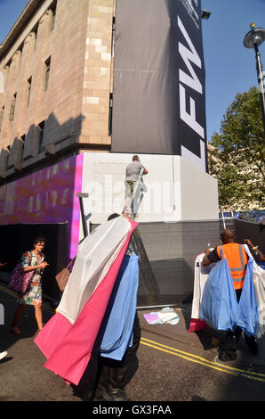 Londres, Royaume-Uni. 15 Septembre, 2016. La semaine de la mode de Londres se prépare le jour avant qu'il commence à NCP en Brewer Street à Soho. Credit : JOHNNY ARMSTEAD/Alamy Live News Banque D'Images