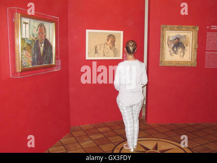 Paris, France. 13 Sep, 2016. Un visiteur se tient devant un autoportrait de l'artiste Ferdinand Hodler au Musée Marmottan Monet à Paris, France, 13 septembre 2016. A gauche et à droite du visiteur sont auto-portraits d'Edvard Munch et Claude Monet. PHOTO : SABINE GLAUBITZ/DPA/Alamy Live News Banque D'Images