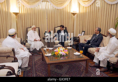 Le Ministre en chef du Sindh, Syed Ali Shah Murad en réunion avec une délégation de la communauté bohra à CM Chambre à Karachi le Jeudi, Septembre 15, 2016. Banque D'Images