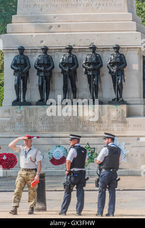 Londres, Royaume-Uni. 15 Septembre, 2016. Des policiers montent la garde sur Horse Guards Parade - une réplique d'une guerre mondiale un réservoir porté à Londres pour marquer le 100e anniversaire de sa première utilisation dans l'action dans la bataille de la Somme le 15 septembre 1916. Dorset's Tank Museum, à condition que la machine qui a été conçu pour circuler à vitesse de marche (3mph) pour appuyer l'infanterie. Crédit : Guy Bell/Alamy Live News Banque D'Images