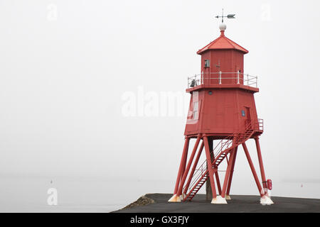 South Shields, UK. 15 Septembre, 2016. L'épi entre les jetées sur la Tyne où la comète canal peut être vu. bearly Crédit : Dan Cooke/Alamy Live News Banque D'Images