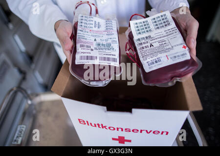 Ratingen, Allemagne. 15 Sep, 2016. Les poches de sang, représenté à la chambre froide de la Croix-Rouge allemande Blutspendedienst West (lit. service de don de sang) de l'ouest de Ratingen, Allemagne, 15 septembre 2016. Plusieurs services ont averti que les magasins en Allemagne sont en cours d'exécution relativement faible, en raison de l'été, de grands événements, et la canicule de l'automne. PHOTO : MAJA HITIJ/DPA/Alamy Live News Banque D'Images