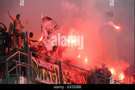 Mainz, Allemagne. 15 Sep, 2016. Saint-Etienne fans les reflets à l'Europa League grouup C match de football entre 1. FSV Mainz 05 et l'AS Saint-Etienne à l'Opel Arena à Mainz, Allemagne, 15 septembre 2016. PHOTO : ARNE DEDERT/DPA/Alamy Live News Banque D'Images