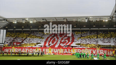 Mainz, Allemagne. 15 Sep, 2016. Les partisans de l'équipe de Mayence recevoir avec une chorégraphie au cours de la Ligue Europa C grouup match de football entre 1. FSV Mainz 05 et l'AS Saint-Etienne à l'Opel Arena à Mainz, Allemagne, 15 septembre 2016. PHOTO : ARNE DEDERT/DPA/Alamy Live News Banque D'Images