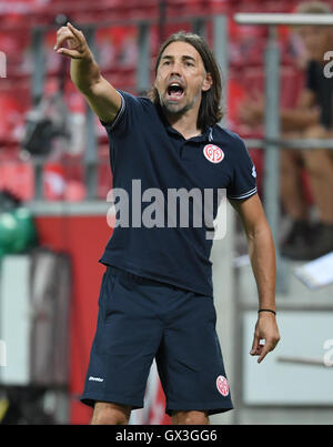 Mainz, Allemagne. 15 Sep, 2016. Mainzer coach Martin Schmidt en action à la marge au cours de la Ligue Europa C grouup match de football entre 1. FSV Mainz 05 et l'AS Saint-Etienne à l'Opel Arena à Mainz, Allemagne, 15 septembre 2016. PHOTO : ARNE DEDERT/DPA/Alamy Live News Banque D'Images