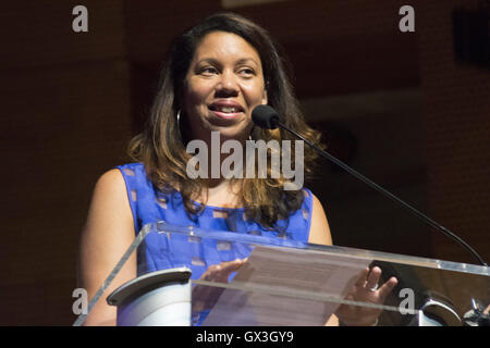 Chicago, Illinois, USA. 14Th Sep 2016. La Cinquième Star Awards rend hommage aux personnes qui ont contribué au milieu des arts et de la culture de Chicago et au-delà. Cette année, la présentation a eu lieu au Pavillon Pritzker dans le Millennium Park dans le centre-ville de Chicago.Les lauréats ont été Second City, sketch légendaire et centre de comédie ; Jackie Taylor, actrice, éducateur et fondateur de l'Ensemble Noir ; Victor Skrebneski Théâtre, célèbre photographe ; Carlos Tortolero, éducateur et fondateur du Musée de l'Art Mexicain et Buddy Guy, le légendaire musicien de blues. Le Rising Star Award a été décerné à Jocelyn Camille L Banque D'Images