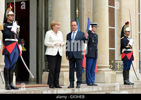 Paris. 15 Sep, 2016. Le Président français François Hollande(3R) se félicite de la Chancelière allemande Angela Merkel (2e L) de l'Élysée Palace à Paris, France le 15 septembre 2016. Le Président français François Hollande et la Chancelière allemande, Angela Merkel, le jeudi enfoncé partenaires européens d'établir un programme de réformes pour surmonter les difficultés qu'Brexit a déclenché. Credit : Theo Duval/Xinhua/Alamy Live News Banque D'Images