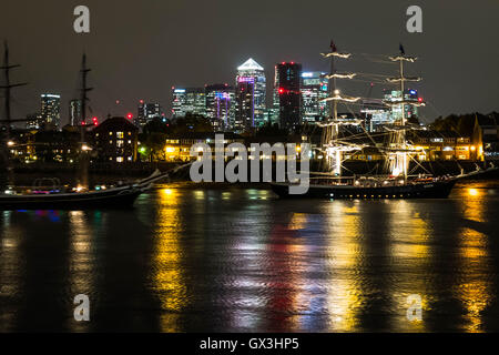 Londres, Royaume-Uni. 15 Septembre, 2016. Royal Greenwich Tall Ships Festival avec Canary Wharf bâtiments vus dans l'arrière-plan Crédit : Guy Josse/Alamy Live News Banque D'Images