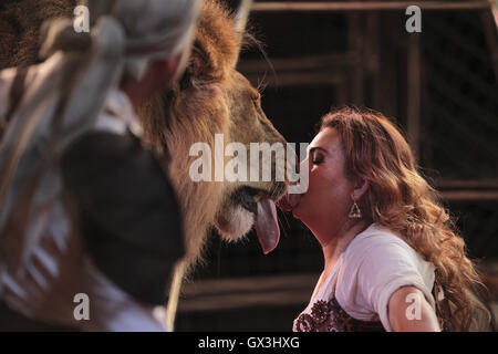 Kiev, Ukraine. 15 Sep, 2016. Un animal travailleur intimement rss un lion au cours de la première d'un nouveau programme international du Cirque National de l'Ukraine a appelé 'Extreme Arena.' © Nazar Furyk/ZUMA/Alamy Fil Live News Banque D'Images