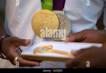 Riviera Beach, Florida, USA. 15 Sep, 2016. Ancien Suncoast high school track star et médaillée d'or aux Jeux Olympiques Tony McQuay est honoré avec une clé de la ville de Riviera Beach, au cours d'une cérémonie à l'hôtel de ville. McQuay a aidé les hommes américains remporter l'or dans le relais 4x400 à Rio et de l'argent à Londres. McQuay a obtenu son diplôme de Suncoast en 2009 et est allé(e) à l'Université de Floride. Allen Eyestone/Le Palm Beach Post/ZUMA/Alamy Fil Live News Banque D'Images