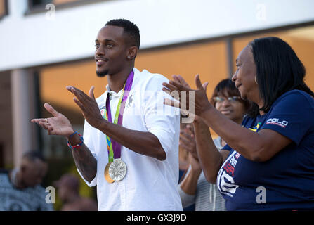 Riviera Beach, Florida, USA. 15 Sep, 2016. Ancien Suncoast high school track star et médaillée d'or aux Jeux Olympiques Tony McQuay est honoré avec une clé de la ville de Riviera Beach comme sa mère Lynda McQuay regarde lors d'une cérémonie à l'hôtel de ville. McQuay a aidé les hommes américains remporter l'or dans le relais 4x400 à Rio et de l'argent à Londres. McQuay a obtenu son diplôme de Suncoast en 2009 et est allé(e) à l'Université de Floride. Allen Eyestone/Le Palm Beach Post/ZUMA/Alamy Fil Live News Banque D'Images