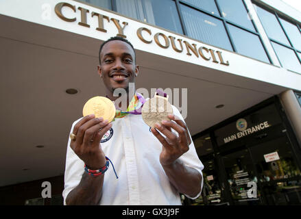 Riviera Beach, Florida, USA. 15 Sep, 2016. Ancien Suncoast high school track star Tony McQuay, montre son Rio et les médailles olympiques de Londres avant de recevoir une clé de la ville de Riviera Beach. Il a aidé les hommes américains remporter l'or dans le relais 4x400 à Rio et de l'argent à Londres. McQuay a obtenu son diplôme de Suncoast en 2009 et est allé(e) à l'Université de Floride. Allen Eyestone/Le Palm Beach Post/ZUMA/Alamy Fil Live News Banque D'Images