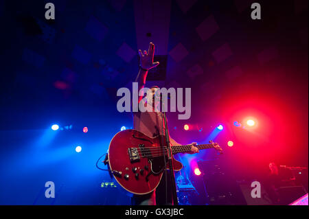 Glasgow, Royaume-Uni. 15 Septembre, 2016. Bassiste et chanteur Peter Hook il se produit sur scène à Barrowland Ballroom à Glasgow, Royaume-Uni. Peter "Hooky" Hook a été le bassiste du groupe anglais post-punk Joy Division et New Order. Credit : Roberto Ricciuti/Alamy Live News Banque D'Images