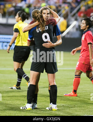 Columbus, États-Unis d'Amérique 15 Sep, 2016. 15 septembre 2016 : USA terrain Tobin Heath célèbre son but contre la Thaïlande avec coéquipier Heather O'Reilly (9) . Columbus, OH, USA. Credit : Brent Clark/Alamy Live News Banque D'Images