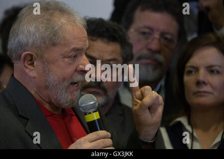 Sao Paulo, Brésil. 15 Sep, 2016. L'ancien Président du Brésil, Luiz Inacio Lula da Silva s'exprime à un hôtel dans la zone centrale de Sao Paulo, ce jeudi 15. LULA et son épouse, Marisa Letícia ont été accusés de corruption et blanchiment par les procureurs à l'opération lavage de voitures. Credit : Paulo Lopes/ZUMA/Alamy Fil Live News Banque D'Images