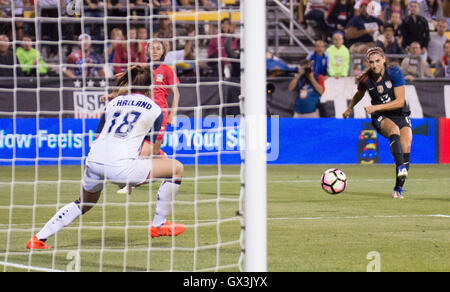 Columbus, États-Unis d'Amérique 15 Sep, 2016. 15 septembre 2016 : États-Unis d'avant Alex Morgan (13) marque contre la Thaïlande dans la seconde moitié du jeudi soir. Columbus, OH, USA. Credit : Brent Clark/Alamy Live News Banque D'Images