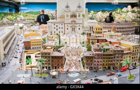 Hambourg, Allemagne. 30Th Jun 2016. Les chiffres minuscules autour d'une reproduction de la place d'Espagne à Rome, à la nouvelle section de l'Italie de la 'Miniatur Miniatur Wunderland'. wonderland miniature) à Hambourg, Allemagne, 7 septembre 2016. La nouvelle section de l'Italie s'étend sur une superficie de plus de 190 mètres carrés au Miniatur Wunderland à Hambourg, historique d'entrepôts Speicherstadt - le plus grand chemin de fer modèle. PHOTO : DANIEL REINHARDT/DPA/Alamy Live News Banque D'Images