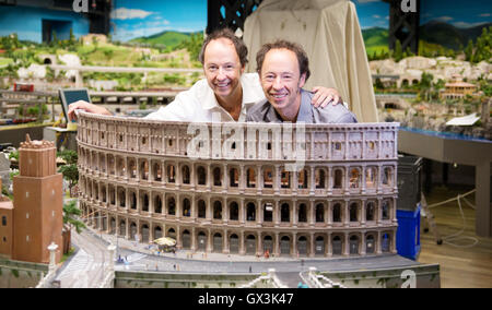 Hambourg, Allemagne. 30Th Jun 2016. Fondateurs et directeur de la 'Miniatur Miniatur Wunderland'. wonderland miniature) Frederik (r) et Gerrit Braun, souriant derrière une reproduction du Colisée à la nouvelle Italie section du 'Miniatur' Miniatur Wunderland à Hambourg, Allemagne, 7 septembre 2016. La nouvelle section de l'Italie s'étend sur une superficie de plus de 190 mètres carrés au Miniatur Wunderland à Hambourg, historique d'entrepôts Speicherstadt - le plus grand chemin de fer modèle. PHOTO : DANIEL REINHARDT/DPA/Alamy Live News Banque D'Images