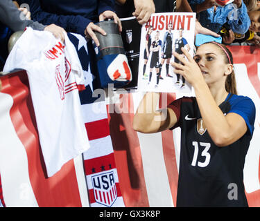 Columbus, États-Unis d'Amérique 15 Sep, 2016. 15 septembre 2016 : États-Unis d'avant Alex Morgan, signe des autographes pour les fans après la victoire de 9-0 contre la Thaïlande jeudi soir. Columbus, OH, USA. Credit : Brent Clark/Alamy Live News Banque D'Images