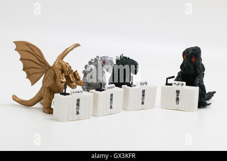 Modèles de jouets capsule de caractères à partir de l'arc dans les films Godzilla excuses profondes lors d'une conférence de presse le 14 septembre 2016, Tokyo, Japon. Fabricant de jouets japonais Bandai a créé une série de quatre monstres appelé ''Toho Godzilla Monstres Conférence de presse'' commercialisés en tant que distributeur automatique capsule toys. Le modèle sont des monstres en s'inclinant devant un stand de presse exprimant leurs excuses officielles pour des actes de destruction massive dans le pays. Ils sont en vente pour 300 yens (environ 2,92 USD) chacune. © Rodrigo Reyes Marin/AFLO/Alamy Live News Banque D'Images