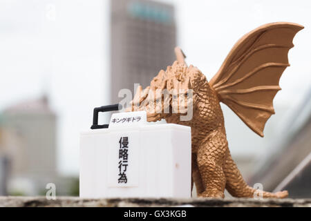 King Ghidorah caractère Film boucles dans des excuses lors d'une conférence de presse le 14 septembre 2016, Tokyo, Japon. Fabricant de jouets japonais Bandai a créé une série de quatre monstres appelé ''Toho Godzilla Monstres Conférence de presse'' commercialisés en tant que distributeur automatique capsule toys. Le modèle sont des monstres en s'inclinant devant un stand de presse exprimant leurs excuses officielles pour des actes de destruction massive dans le pays. Ils sont en vente pour 300 yens (environ 2,92 USD) chacune. © Rodrigo Reyes Marin/AFLO/Alamy Live News Banque D'Images