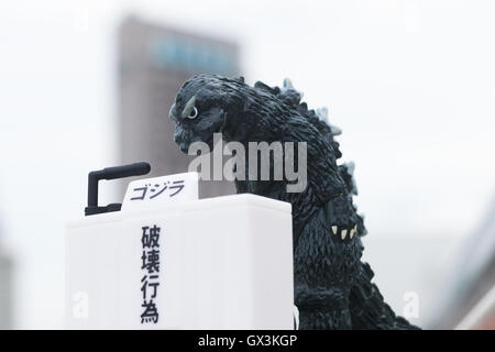 Personnage du film Godzilla boucles dans des excuses lors d'une conférence de presse le 14 septembre 2016, Tokyo, Japon. Fabricant de jouets japonais Bandai a créé une série de quatre monstres appelé ''Toho Godzilla Monstres Conférence de presse'' commercialisés en tant que distributeur automatique capsule toys. Le modèle sont des monstres en s'inclinant devant un stand de presse exprimant leurs excuses officielles pour des actes de destruction massive dans le pays. Ils sont en vente pour 300 yens (environ 2,92 USD) chacune. © Rodrigo Reyes Marin/AFLO/Alamy Live News Banque D'Images