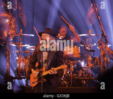 Denver, Colorado, États-Unis. 14Th Sep 2016. Chanteur MANA FHER OLVERA divertit une salle comble au Centre Pepsi au cours DE MANA : La puissance Latino Tour 2016 à Denver, CO le mercredi soir. © Hector Acevedo/ZUMA/Alamy Fil Live News Banque D'Images