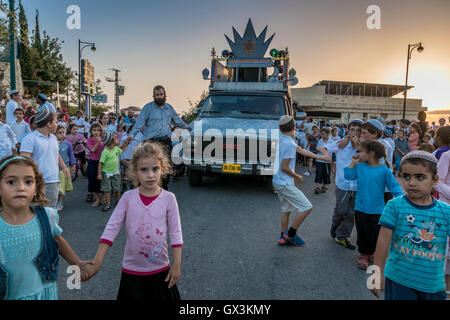 Neria, Israël. 15 Septembre, 2016. Neria, Israël/Cisjordanie. Un défilé pour célébrer l'inauguration d'une Torah (Bible), contenant le texte holliest Pentatuch, le judaïsme, dédié à la mémoire de Neria résidents Eitam et Naama Henkin, assassiné par des terroristes palestiniens en octobre 2015 Crédit : Yagil Henkin/Alamy Live News Banque D'Images