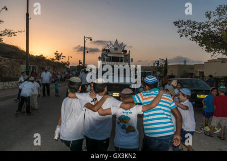 Neria, Israël. 15 Septembre, 2016. Neria, Israël/Cisjordanie. Un défilé pour célébrer l'inauguration d'une Torah (Bible), contenant le texte holliest Pentatuch, le judaïsme, dédié à la mémoire de Neria résidents Eitam et Naama Henkin, assassiné par des terroristes palestiniens en octobre 2015 Crédit : Yagil Henkin/Alamy Live News Banque D'Images