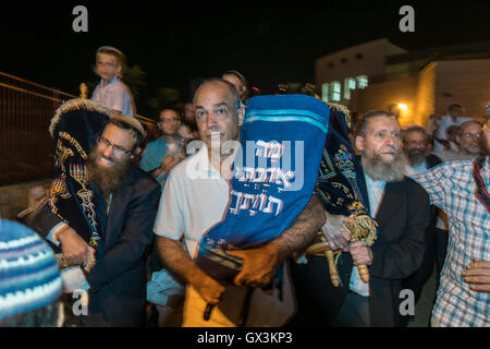 Neria, Israël. 15 Septembre, 2016. Neria, Israël/Cisjordanie. Hanan Armoni (L) et le rabbin Yehuda Henkin, pères résidents Neria Eitam et Naama Henkin, assassiné par des terroristes palestiniens sur octobre 2015, transporter la Torah (la Sainte Écriture/Bible), lors d'une cérémonie d'Inauguration d'un rouleau de Torah. Credit : Yagil Henkin/Alamy Live News Banque D'Images