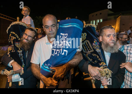 Neria, Israël. 15 Septembre, 2016. Neria, Israël/Cisjordanie. Hanan Armoni (L) et le rabbin Yehuda Henkin, pères résidents Neria Eitam et Naama Henkin, assassiné par des terroristes palestiniens sur octobre 2015, transporter la Torah (la Sainte Écriture/Bible), lors d'une cérémonie d'Inauguration d'un rouleau de Torah. Credit : Yagil Henkin/Alamy Live News Banque D'Images