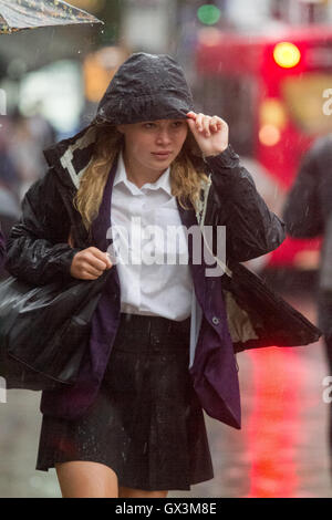 Wimbledon Londres, Royaume-Uni. 16 septembre 2016. Les banlieusards de Wimbledon town centre lutte sur leur façon de travailler comme les pluies arrivent à briser la canicule Crédit : amer ghazzal/Alamy Live News Banque D'Images