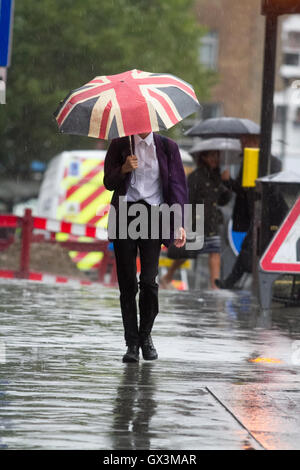 Wimbledon Londres, Royaume-Uni. 16 septembre 2016. Les banlieusards de Wimbledon town centre lutte sur leur façon de travailler comme les pluies arrivent à briser la canicule Crédit : amer ghazzal/Alamy Live News Banque D'Images