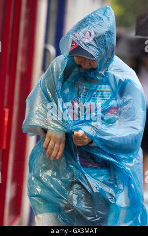 Wimbledon Londres, Royaume-Uni. 16 septembre 2016. Les banlieusards de Wimbledon town centre lutte sur leur façon de travailler comme les pluies arrivent à briser la canicule Crédit : amer ghazzal/Alamy Live News Banque D'Images