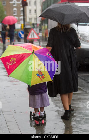 Wimbledon Londres, Royaume-Uni. 16 septembre 2016. Les banlieusards de Wimbledon town centre lutte sur leur façon de travailler comme les pluies arrivent à briser la canicule Crédit : amer ghazzal/Alamy Live News Banque D'Images