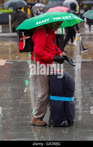 Wimbledon Londres, Royaume-Uni. 16 septembre 2016. Les banlieusards de Wimbledon town centre lutte sur leur façon de travailler comme les pluies arrivent à briser la canicule Crédit : amer ghazzal/Alamy Live News Banque D'Images