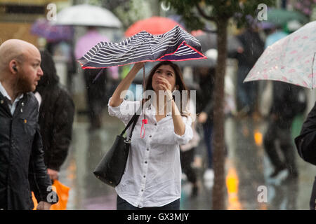 Wimbledon Londres, Royaume-Uni. 16 septembre 2016. Les banlieusards de Wimbledon town centre lutte sur leur façon de travailler comme les pluies arrivent à briser la canicule Crédit : amer ghazzal/Alamy Live News Banque D'Images