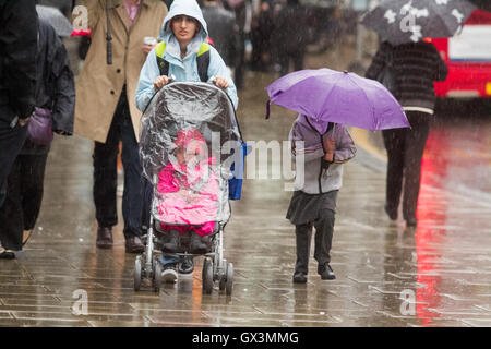 Wimbledon Londres, Royaume-Uni. 16 septembre 2016. Les banlieusards de Wimbledon town centre lutte sur leur façon de travailler comme les pluies arrivent à briser la canicule Crédit : amer ghazzal/Alamy Live News Banque D'Images