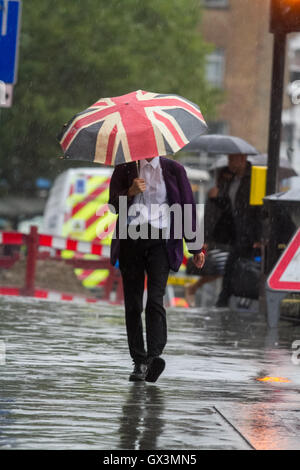 Wimbledon Londres, Royaume-Uni. 16 septembre 2016. Les banlieusards de Wimbledon town centre lutte sur leur façon de travailler comme les pluies arrivent à briser la canicule Crédit : amer ghazzal/Alamy Live News Banque D'Images