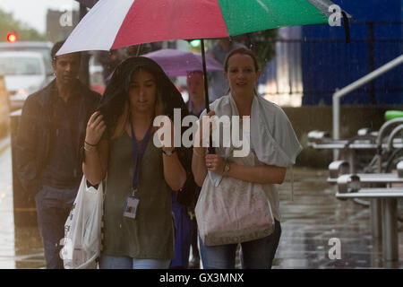 Wimbledon Londres, Royaume-Uni. 16 septembre 2016. Les banlieusards de Wimbledon town centre lutte sur leur façon de travailler comme les pluies arrivent à briser la canicule Crédit : amer ghazzal/Alamy Live News Banque D'Images