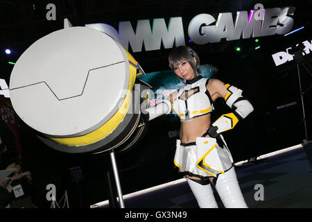 Tokyo, Japon. 16 Septembre, 2016. Un exposant pose pour une photo lors du Tokyo Game Show le 16 septembre 2016, Chiba, Japon. Le 20e anniversaire spectacle a ajouté une nouvelle réalité virtuelle (RV), où 35 entreprises sera présent. L'événement qui s'appelle lui-même le moyeu de la marché du jeu vidéo mondial accueille 614 exposants de 37 pays différents et se déroule du 15 au 18 septembre au Makuhari Messe Convention internationale complexe à Chiba. 1 523 titres de jeux pour smartphones, consoles de jeux, PC et VR plates-formes sont à l'honneur. Banque D'Images