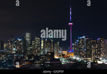 Paysage éclairé urbaine de Toronto. Des toits de bâtiments et tours de bureaux sur un chaud, Août pluvieux et humide de la nuit. Banque D'Images