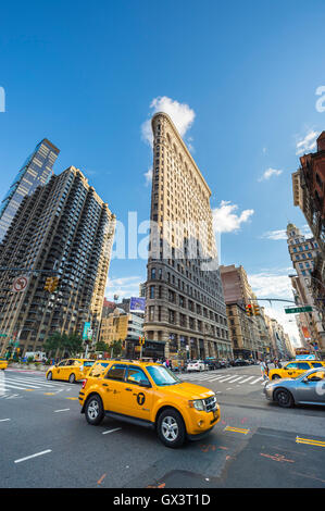 NEW YORK - 4 septembre 2016 : les taxis jaunes en ville sur Broadway passé le Flatiron Building. Banque D'Images