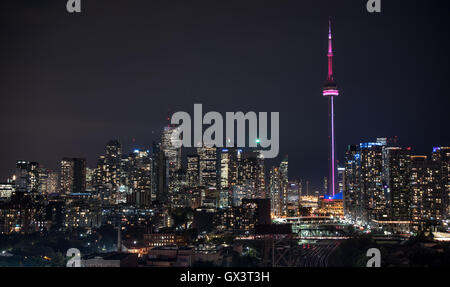 Paysage éclairé urbaine de Toronto. Des toits de bâtiments et tours de bureaux sur un chaud, Août pluvieux et humide de la nuit. Banque D'Images