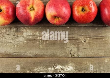 Les pommes fraîchement cueillies, bordure supérieure sur fond rustique bois vieilli Banque D'Images