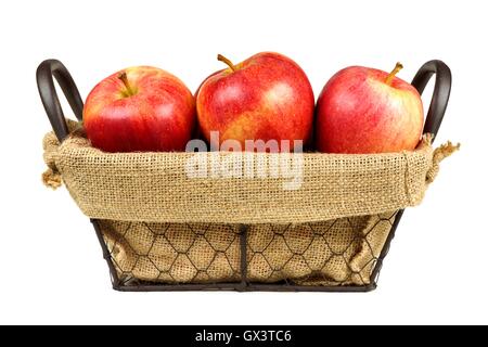 Les pommes fraîches dans un panier avec de la toile de jute isolé sur fond blanc Banque D'Images